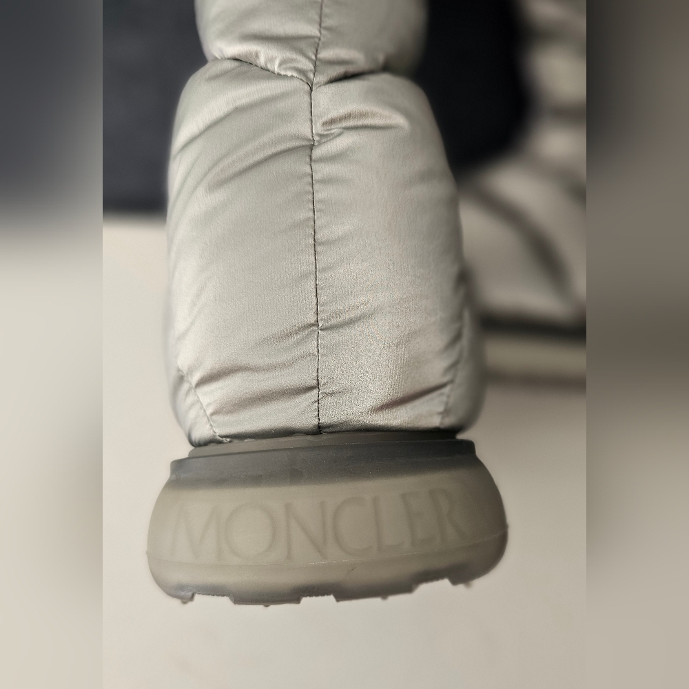 Moncler Gaia down snow boots logo-adorned ,snap-buttoned flap pockets Size 37 - Picture 14 of 16
